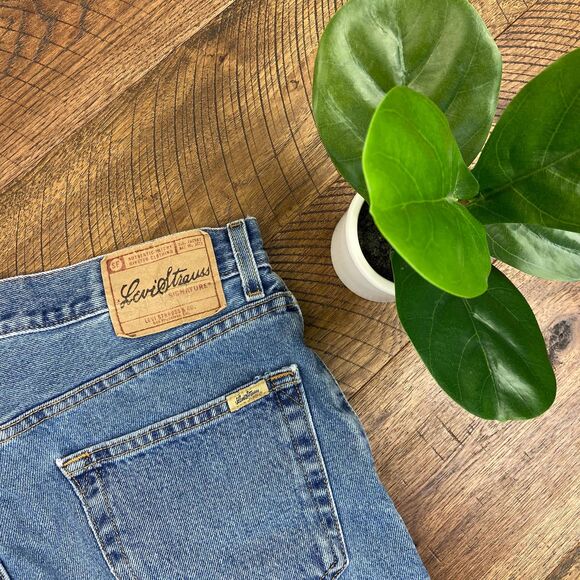 LEVI Relaxed Vintage Cutoff Jean Short - Picture 3 of 5